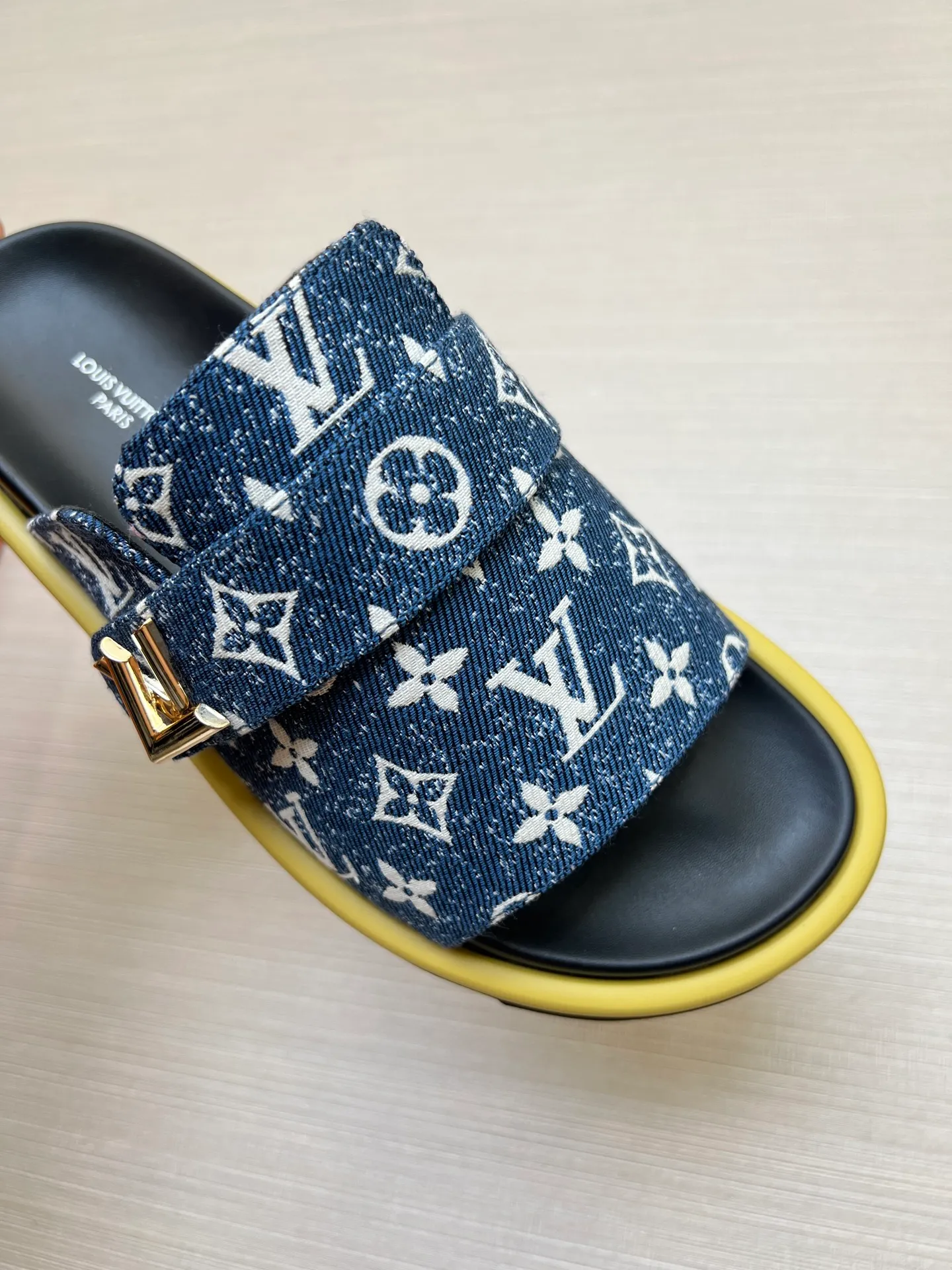 Factory price: 360💰【LOUIS VUITTON】Louis Vuitton, LV printing, men's and women's slippers are on the market, drawer box packaging with cloth bag, card, the upper pattern looks very soft and waxy, super versatile leg slimming artifact. Fabric: imported denim/canvas/old fabric, LV hardware LOGO, official website pattern printing, comfortable to wear, foot pads: high elastic men's shoes💰U water table. Sole: foam sole, heel height: about 5cm. Code number: 35-46, 35, 45, 46 are custom-made and non-returnable. Color: multiple colors and styles available.